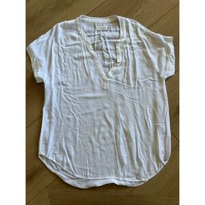 Velvet by Graham & Spencer White Short Sleeve V-Neck Blouse